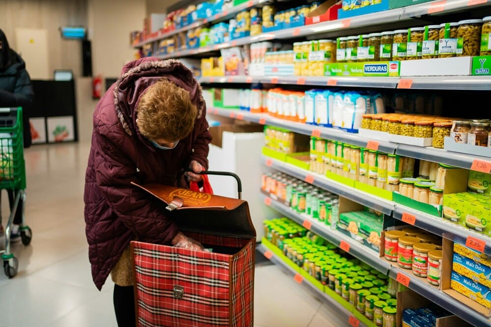 Signora fa la spesa al supermercato